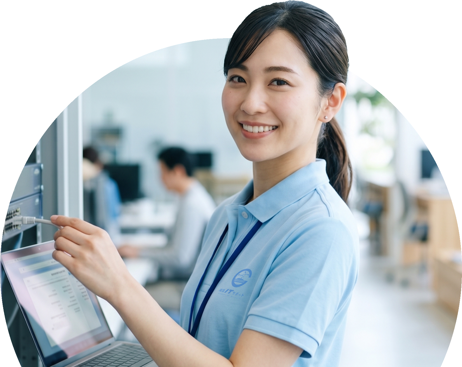 湘南ITサポートの訪問エンジニアが店舗・オフィスのネットワーク機器を診断している様子